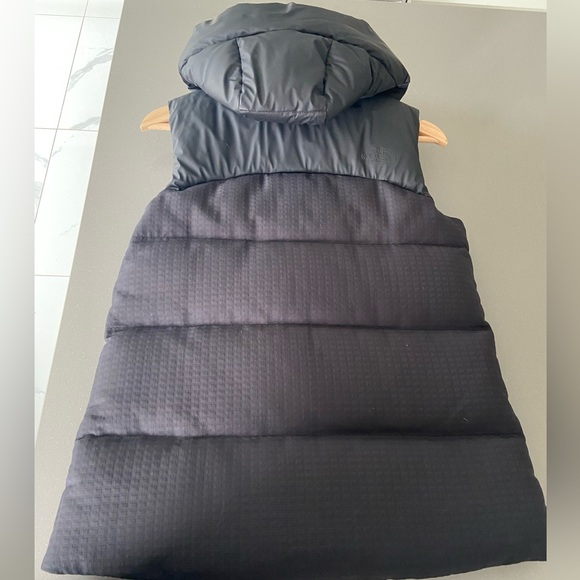 The North Face hooded Nuptse vest - Picture 6 of 6